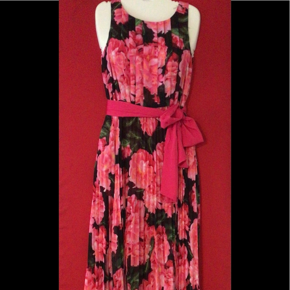 Sleeveless long floral dress